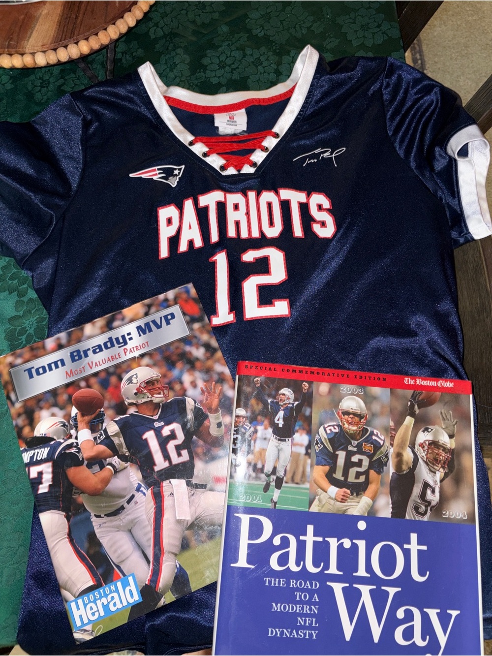 🏈Woman's Patriots Fan Lot!! Retired Tom Brady shirt 2 books collections starter
